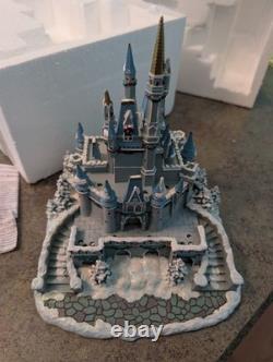2011 Disney Village WDW Deluxe Light-Up Cinderella Castle BRAND NEW IN BOX