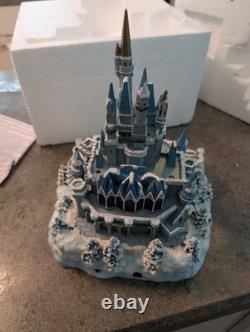 2011 Disney Village WDW Deluxe Light-Up Cinderella Castle BRAND NEW IN BOX