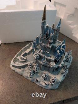 2011 Disney Village WDW Deluxe Light-Up Cinderella Castle BRAND NEW IN BOX