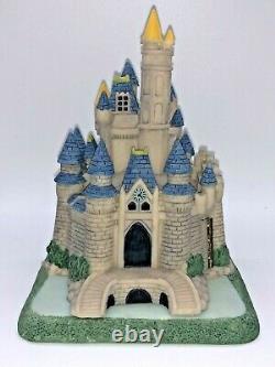 Disney Attraction Figure/Figurine Resin Hinged Box CINDERELLA CASTLE withGus Jaq