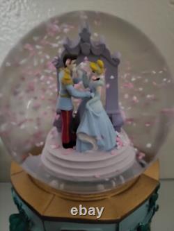 NEW! Authentic Disney Cinderella & Prince Charming? Snow Globe? Ships PRIORITY